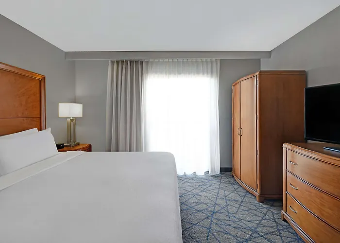Livonia Hotels With Jacuzzi in Room