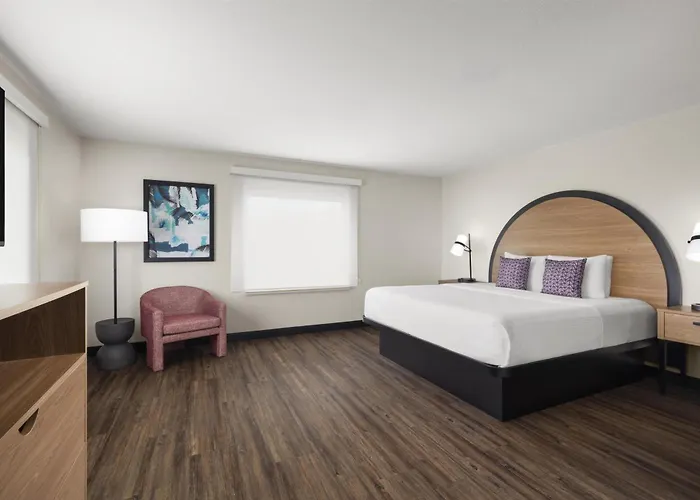 Auburndale Hotels