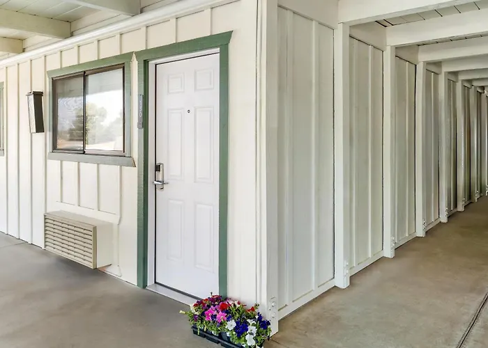 Lemoore Hotels